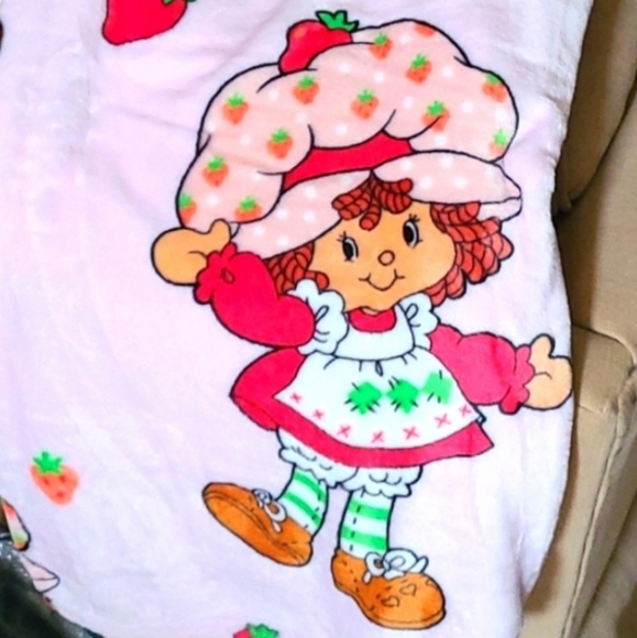 Strawberry Shortcake Blanket 🍰 - Picture 2 of 2